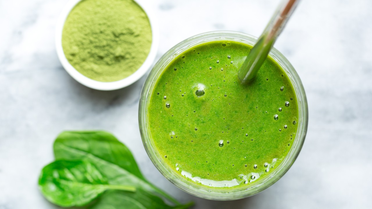 Kaamosväsymystä? Näin pysyt energisenä syksyllä Viherjauheista boostia päivään! Lisää esimerkiksi smoothien joukkoon.